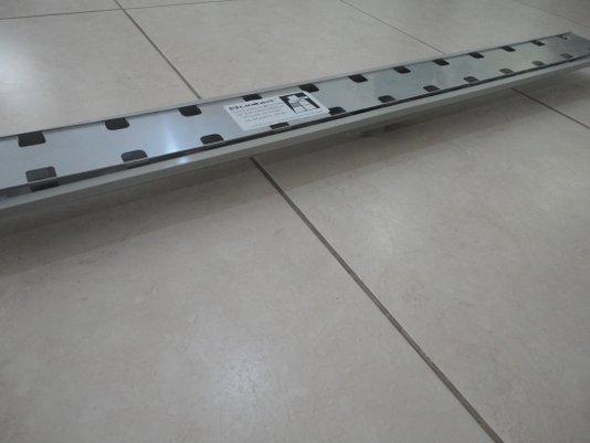 Ralo linear Royal 15332 - 100cm com tampa oculta e base polipropileno, saida central