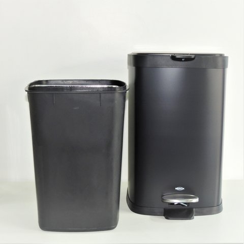 Lixeira 12 litros Preta com Pedal e Balde