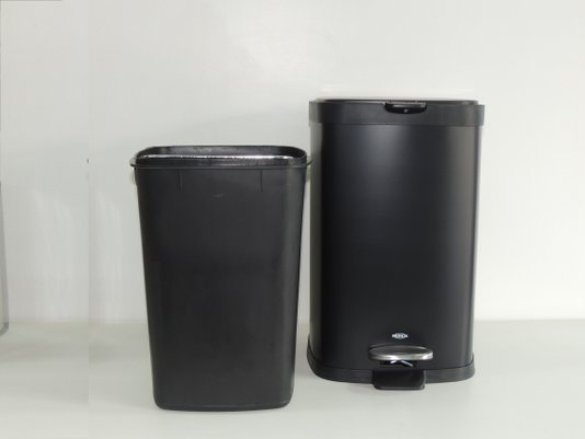 lixeira-12-litros-preta-com-pedal-e-balde-brinox