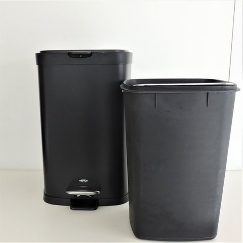 Lixeira 6 litros Preta com Pedal e Balde