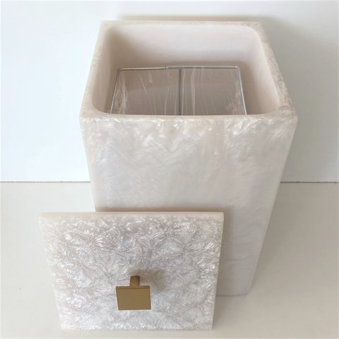 Lixeira Madreperola / Puxador Gold 15x15x25 4 litros