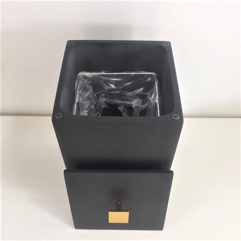 Lixeira Preto Fosco / Puxador Gold 15x15x25 4 litros