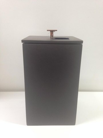 Lixeira Marrom Fosco / Puxador Red Gold 15x15x25 4 litros