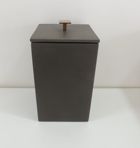 Lixeira Marrom Fosco / Puxador Red Gold 15x15x25 4 litros