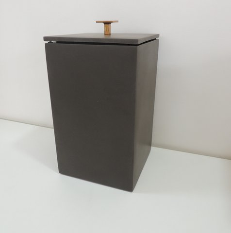 Lixeira Marrom Fosco / Puxador Red Gold 15x15x25 4 litros