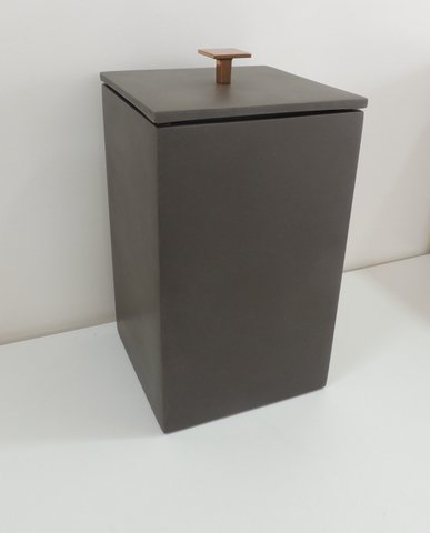 Lixeira Marrom Fosco / Puxador Red Gold 15x15x25 4 litros