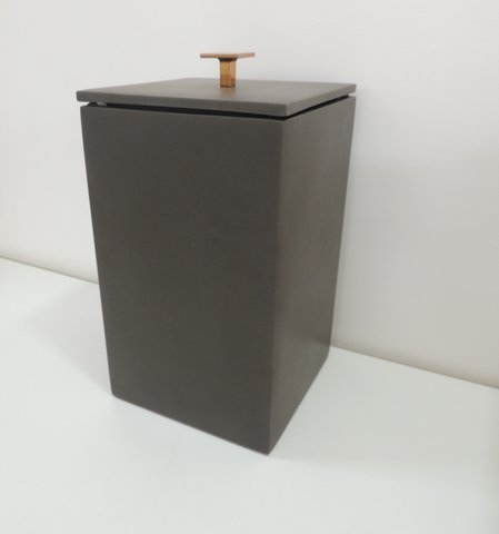 Lixeira Marrom Fosco / Puxador Red Gold 15x15x25 4 litros