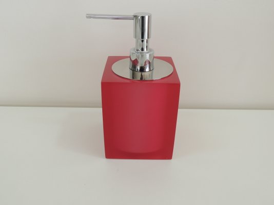 saboneteira-liquida-de-mesa-10-5-x-8-0-x-8-0-cm-em-poliester-rosa-com-tampa-cromada