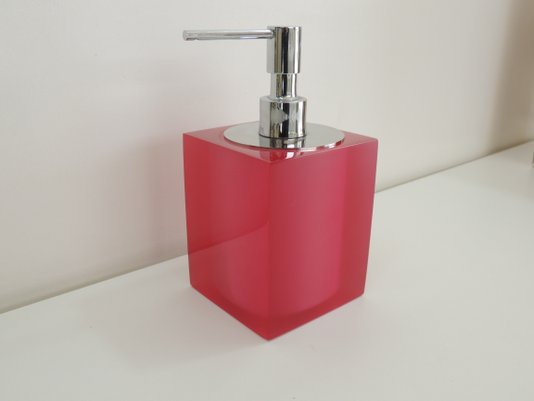 saboneteira-liquida-de-mesa-10-5-x-8-0-x-8-0-cm-em-poliester-rosa-com-tampa-cromada
