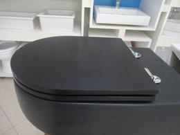 Assento poliester slow close com microban AP.237.94 para bacias Carrara/Duna/LK/Nuova ebano fosco com ferragem cromada Deca