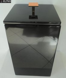 Lixeira Preto Brilho / Puxador Red Gold 15x15x25 4 litros